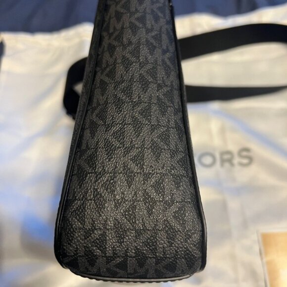 MICHAEL KORS CROSSBODY NWT | Dust Bag and retail store bag included. - Picture 15 of 16
